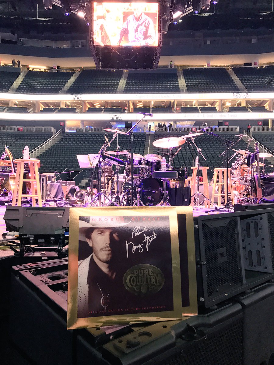 GeorgeStrait's tweet photo. It's Pure Country night at #StraitToVegas https://t.co/vOHBNsUcry https://t.co/m6Fikq8C1b