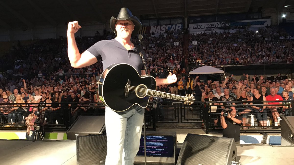 TraceAdkins's tweet photo. Who's in the house tonight? RT this photo with #TraceMonroe for a chance to win an autographed t-shirt. We will pick a winner before encore! https://t.co/pyicnuUvne