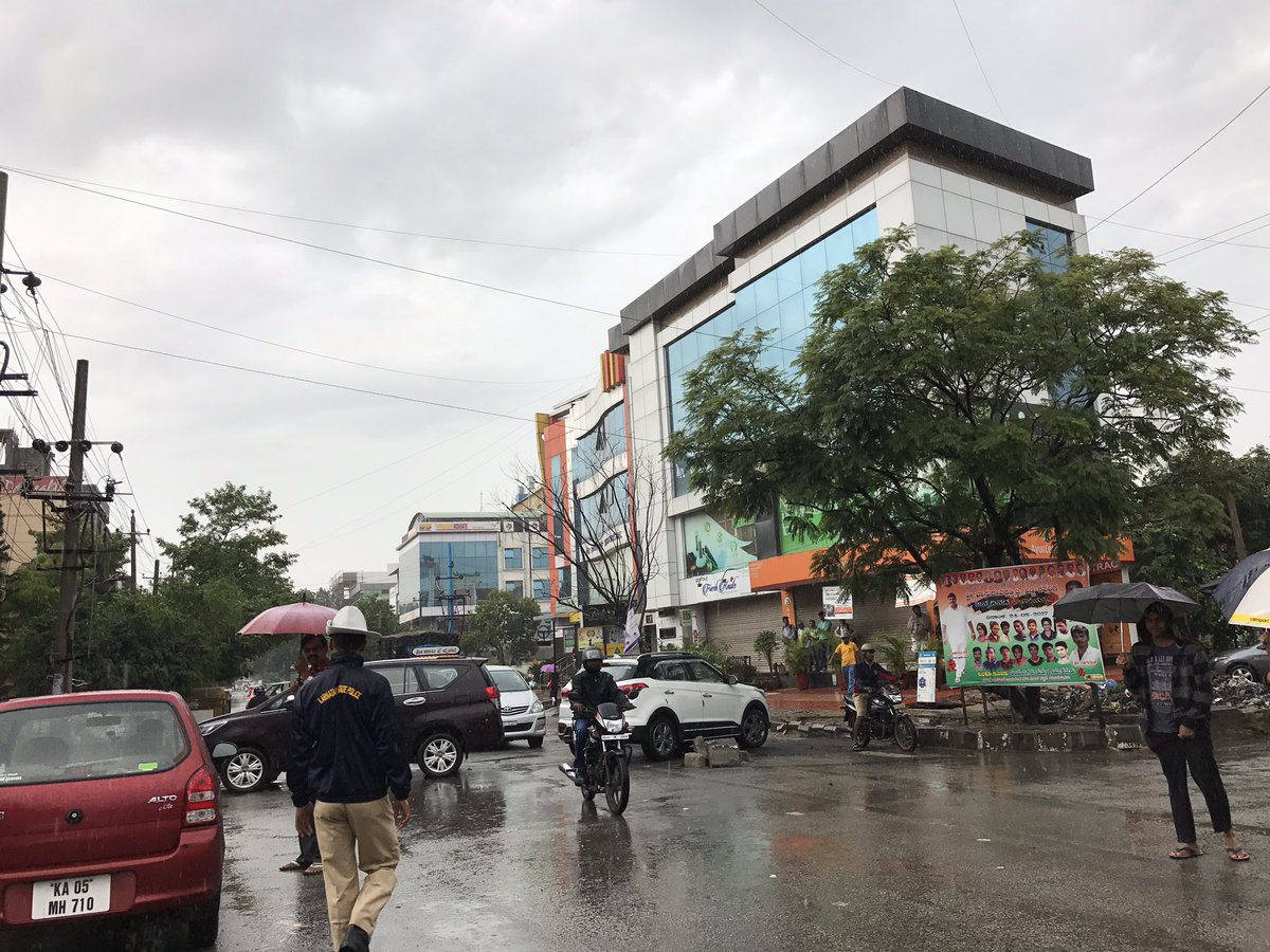 naveed3's tweet photo. HSR Residents in #Bengaluru blocking roads to protest against water logging after heavy rains last night #BengaluruRains #bangalorerains https://t.co/xTjmLsHIPJ