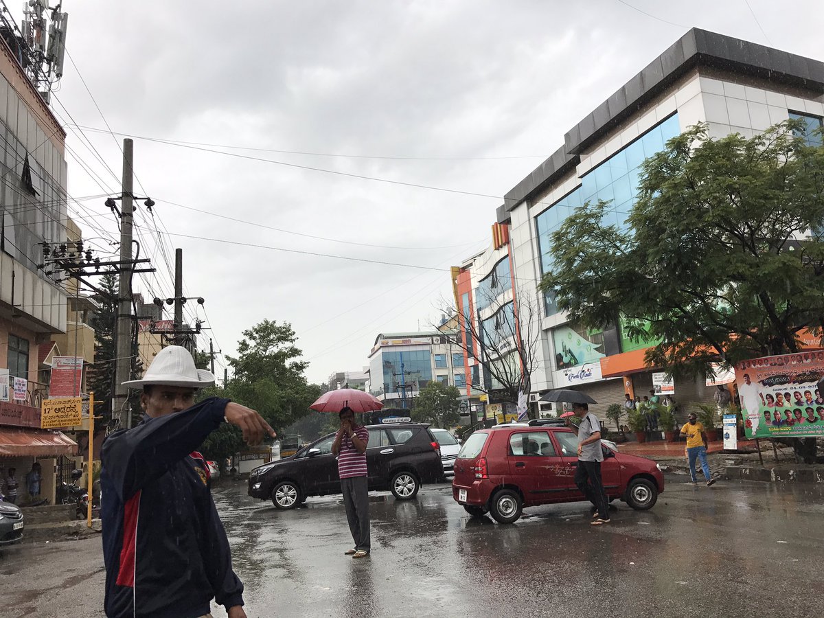 naveed3's tweet photo. HSR Residents in #Bengaluru blocking roads to protest against water logging after heavy rains last night #BengaluruRains #bangalorerains https://t.co/xTjmLsHIPJ