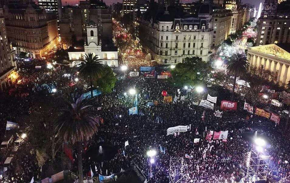 AlciraArgumedo's tweet photo. Nada puede opacar el pedido de dónde está Santiago.
Quizás Clarín titule disturbios pero eso es el canje por Nextel, 4G, Telecom y fútbol. https://t.co/WLB7egxmqY