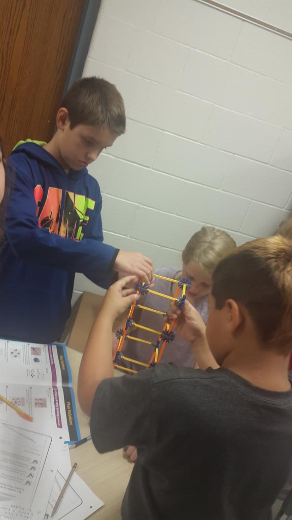 SueM_Space's tweet photo. Hallway science with all three 4th gr classrooms: Becoming Engineers! 🏢 #WHS44 #WeAre44 @SummersClassWHS https://t.co/Ul0UeGNNyH