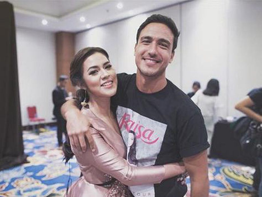 detikcom's tweet photo. Kuatkan Hati, Ini Saran Psikolog Saat Melihat Raisa dan Hamish Daud Menikah https://t.co/CSWZ3HEwZN https://t.co/eIW5bjtBCc