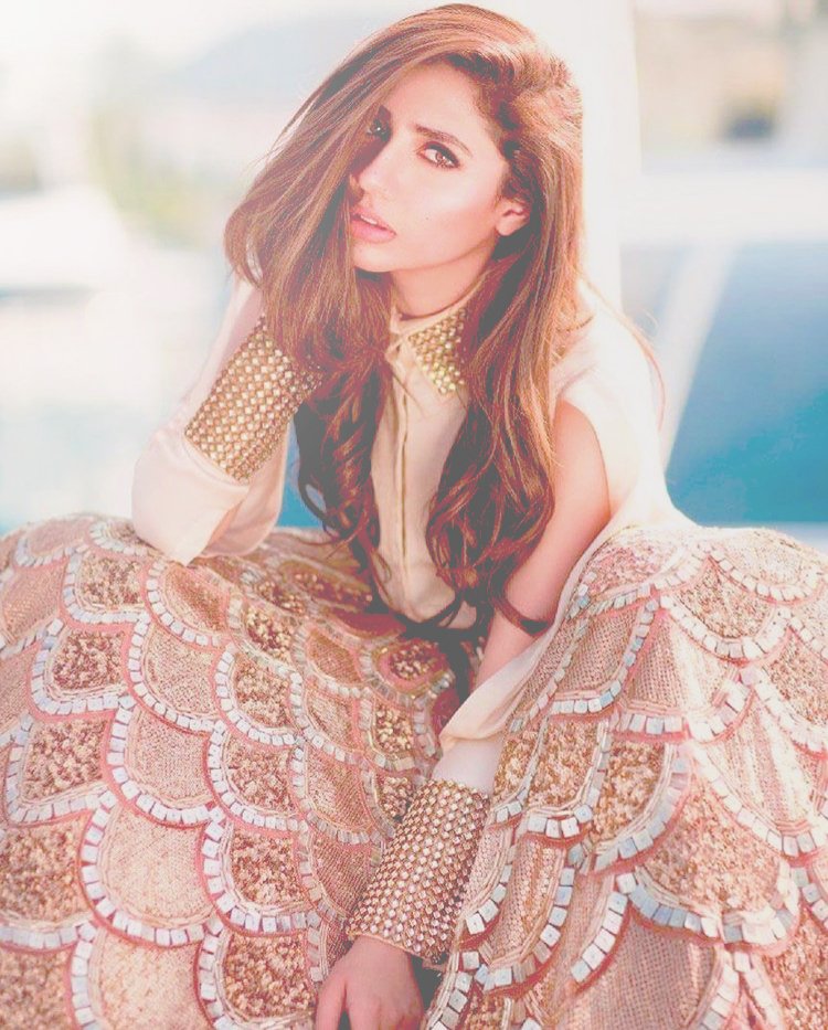 vaishnavisms's tweet photo. If there's art then it's #MahiraKhan, slay slay slay beautiful! #DivaniIndia #VogueIndia https://t.co/gASSbsmBYx