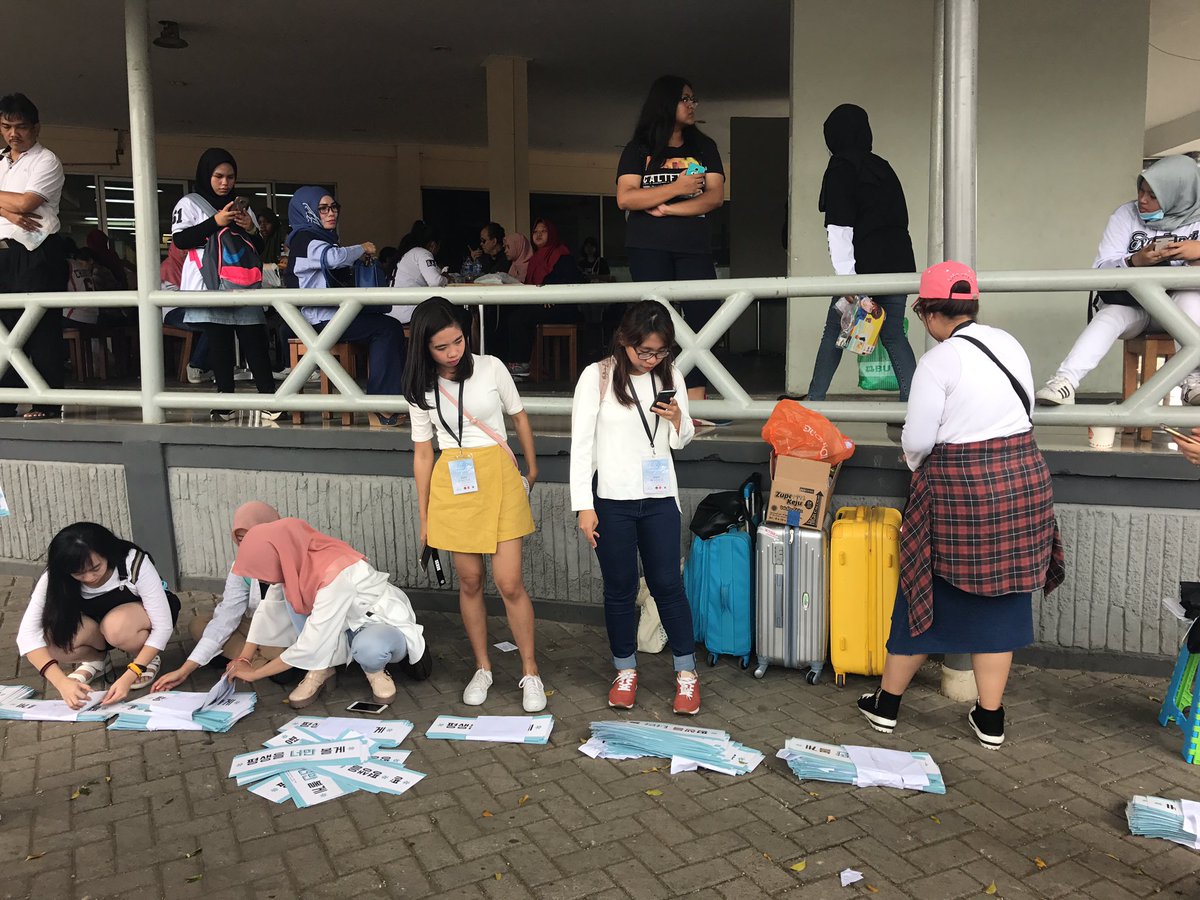 EXOUNIONINA's tweet photo. Dapatkan Handbanner Project #EUIxIFEHelloAngel di depan food court masuk melalui gate H posisinya di sebelah kanan gate https://t.co/EwxFFO0OU6