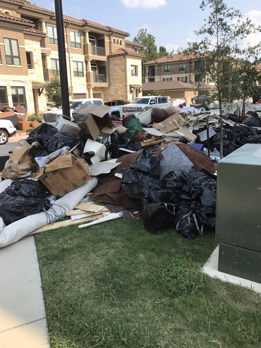 jata2017's tweet photo. This is the aftermath of a natural disaster. A lot of gas stations have no gas, either. #houstonstrong #harvey https://t.co/9Yr3pU7nml