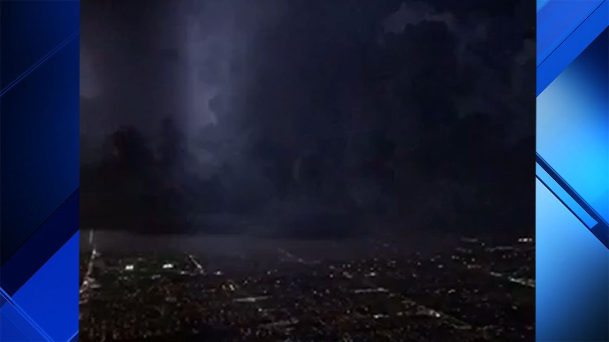 Flight forced to return to MIA was on its way to Seattle when lightning struck bit.ly/2iPSGtp?utm_me… https://t.co/UdfNgbU8x7