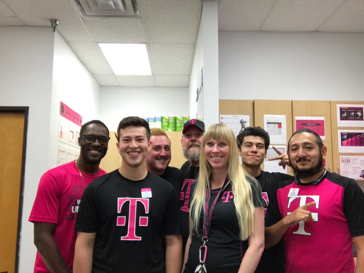 JCuneus's tweet photo. Team Frankford!!! Late night meeting to set September expectations! #FrankfordBulldogs #Surroundedbyboys @dhill94771 @Bulldogs4558 @jstn692 https://t.co/8OsB0gmbFt