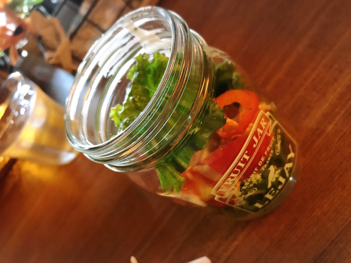 siitake_fav's tweet photo. 久々に美容室帰りに立ち寄ってみた☆
ランチに来たの初めて！
ジャーっていう瓶の中にサラダとスイーツ詰め放題だって✨シフォンケーキ美味しかった💕
久々に会ったのにおねーさん気づいてくれてありがとう✨

@crazy_dining  #crazydining https://t.co/98fMOutgYa