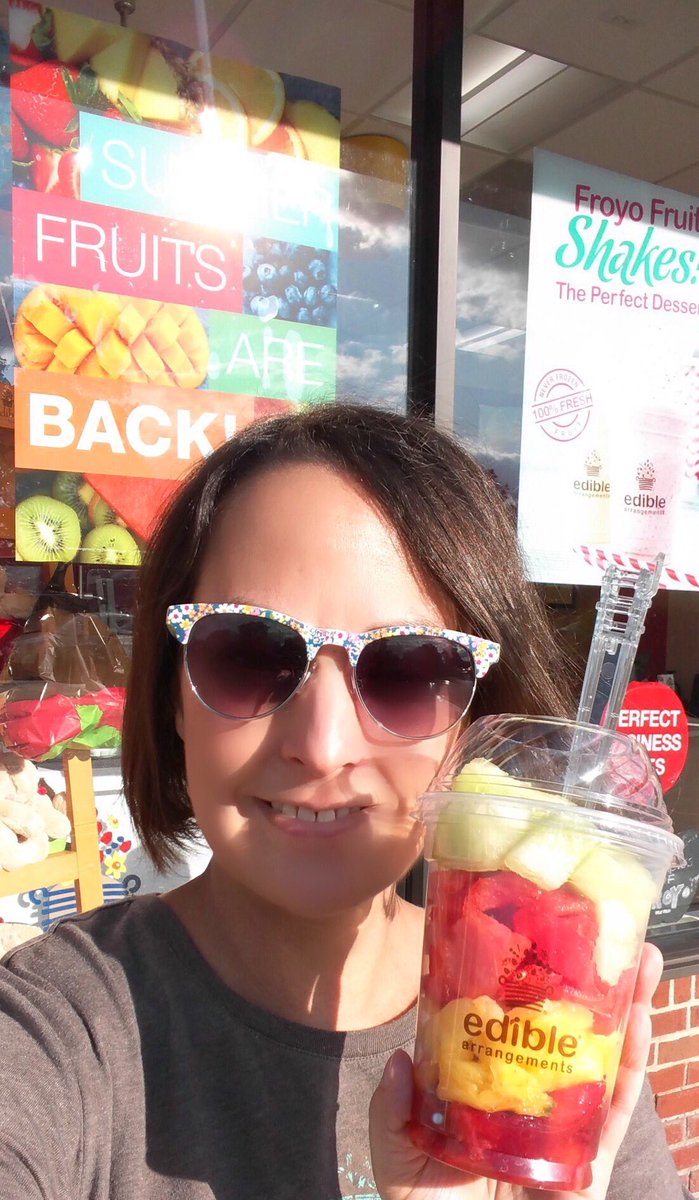 DinaJ's tweet photo. @edible I love #EdibletoGo fresh fruit cups! Such a healthy and delicious treat! #ShakeUpYourSummerSweepstakes https://t.co/CpVjMSb97o