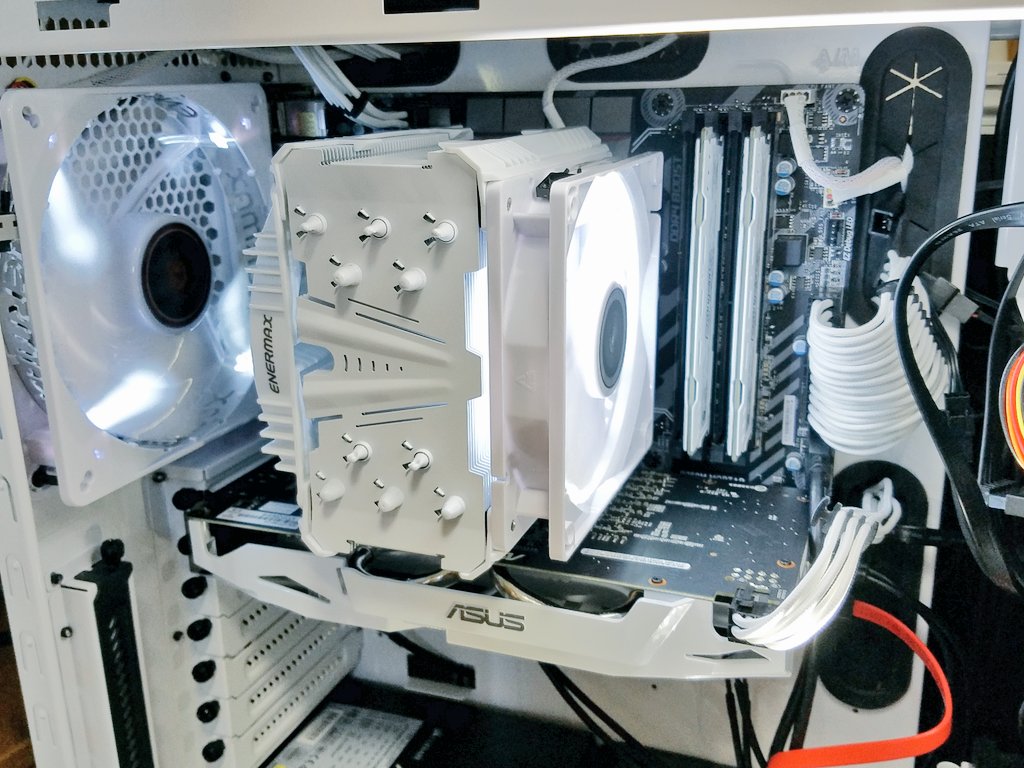 くろかみ Twitterissa Asusの白いグラフィックボードを購入 白いマザーボードも注文済みです