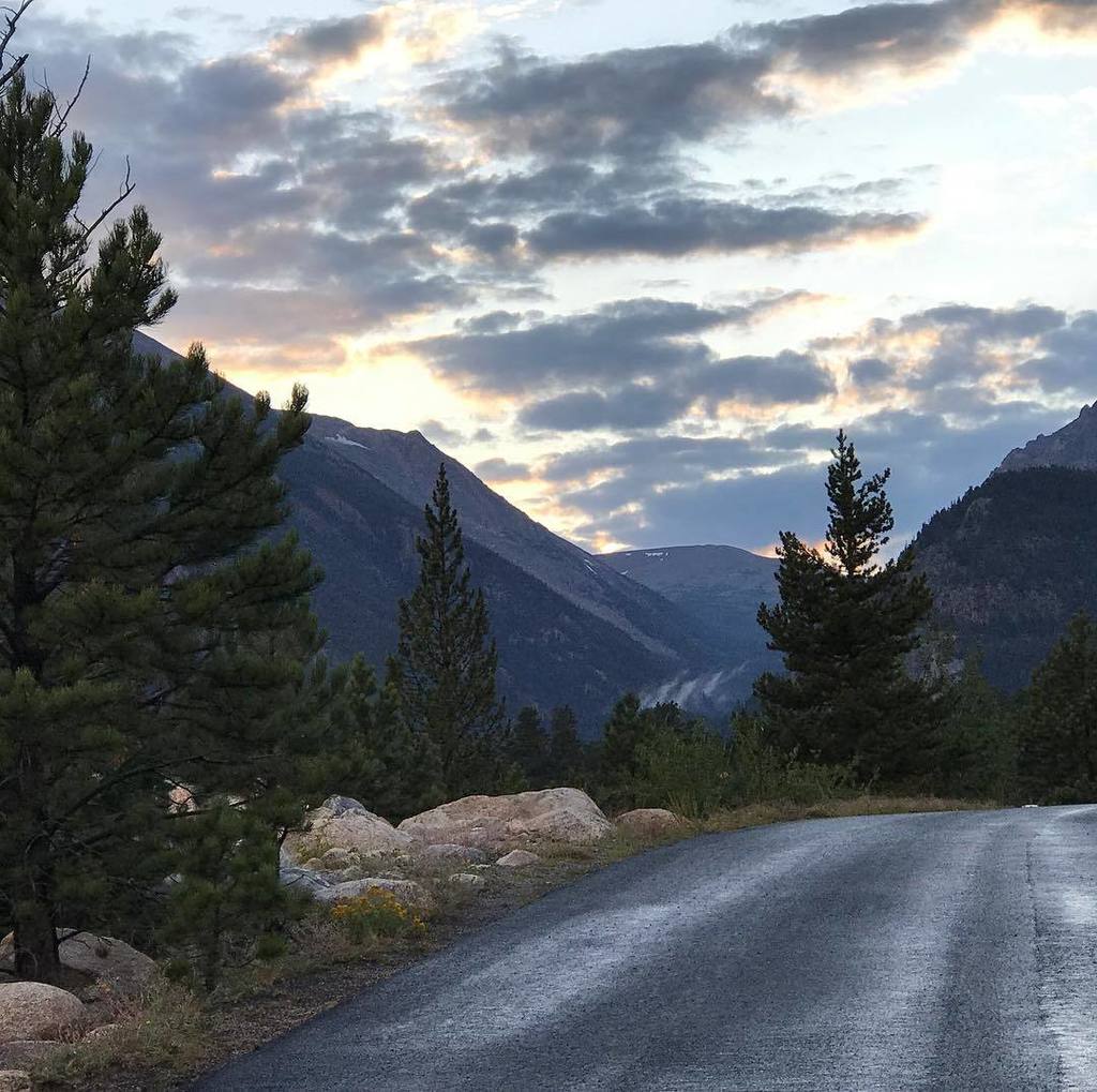 loquaciousbbear's tweet photo. Doesn't get much better. #sunset #rmnp #endovalley #oldfallriverroad #alluvialfan #colorado #coloradogram #mountains #skyporn #twilight #no… https://t.co/cluTnHcd2C