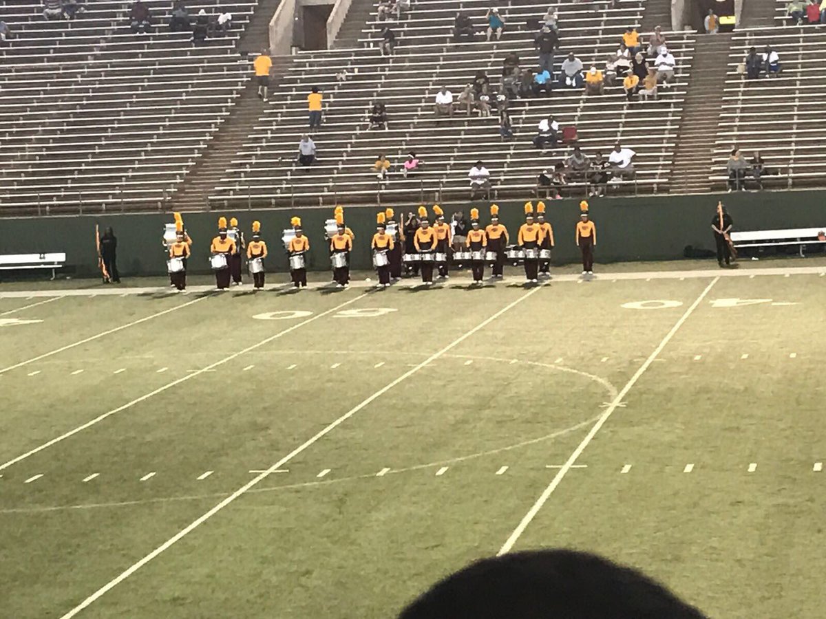 jujumanners's tweet photo. Yesterday at the ball game.. MSU Mustangs vs Quincy Hawks. 🤘🏽🤘🏽#team MSU https://t.co/J2ne5L3MgO