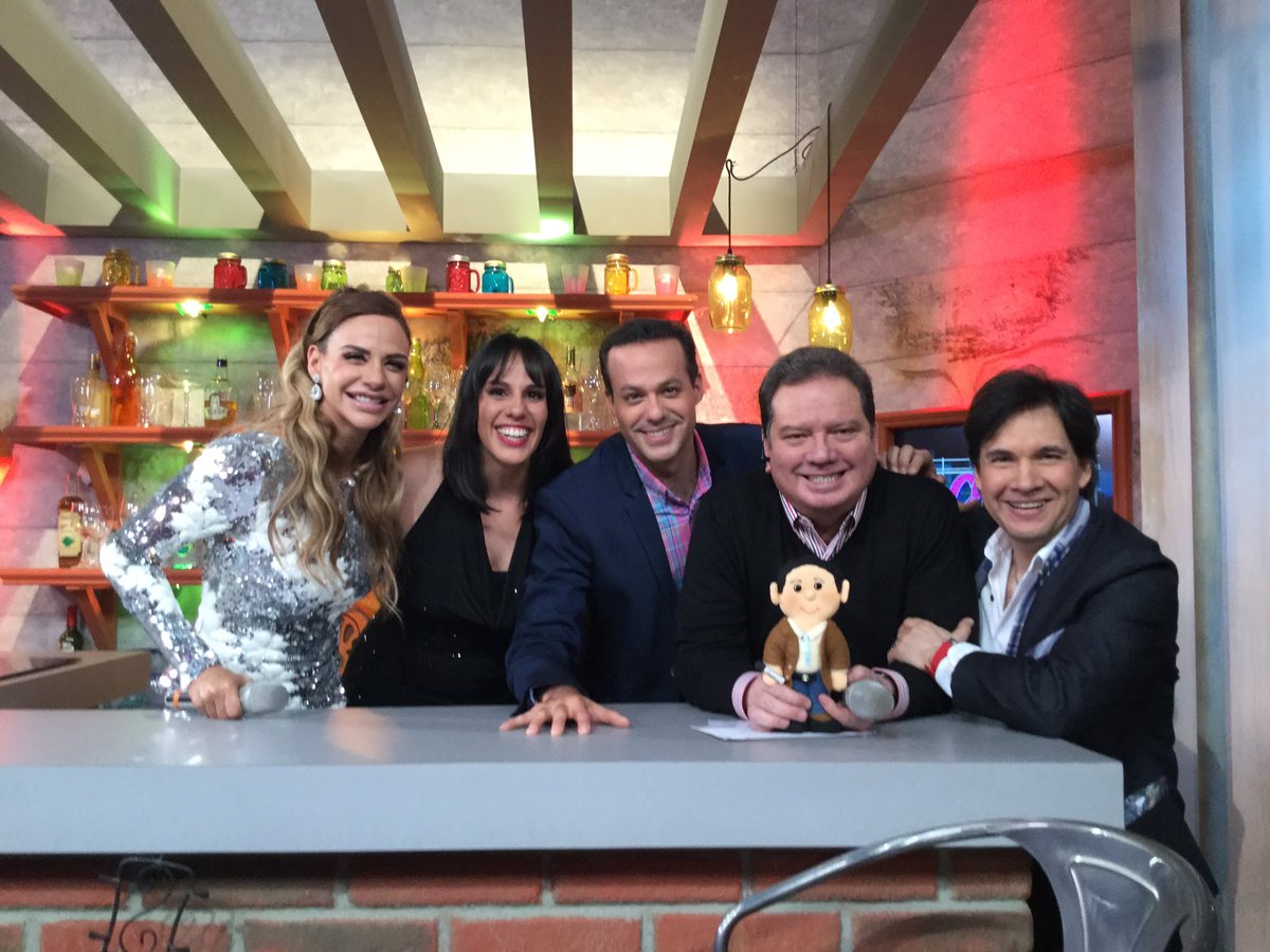 ElCoqueVaOf's tweet photo. #AMiMeGusta cuando en @ElCoqueVaOf se reúnen tan queridos amigos @Marysol_Oficial @JOSEJOEL12 @GilbertoGlessOf @joselynjuncal @COQUEMUNIZ https://t.co/uPJXx3Ofyg
