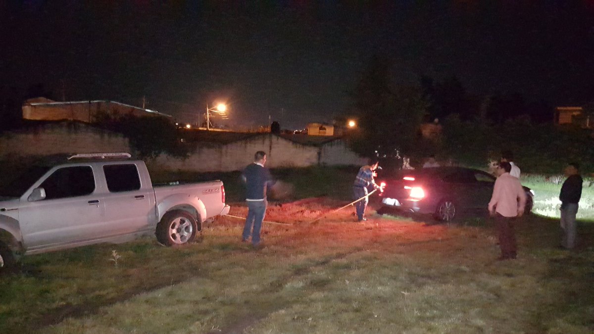 michideizcalli's tweet photo. #VolvoNation #S90 quién creen que tuvo que rescatar a quien? #Nissan #Frontier4x4 https://t.co/uTjcygphad