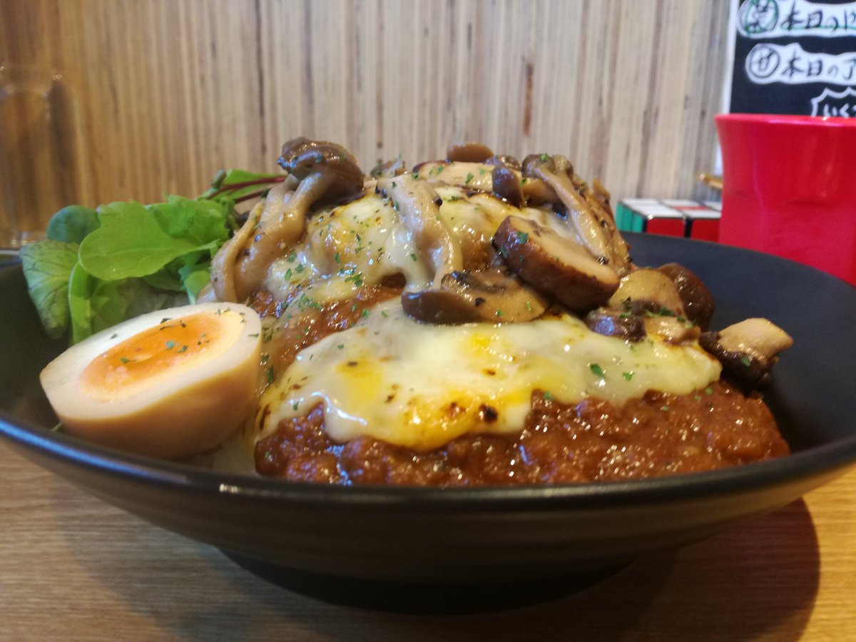 雨のち晴れの町田 Yassカレーさんへ 9月限定カレーはオーバー ザ マウンテン しめじ マッシュルーム エリンギなどキノコ油炒めととろけるチーズの下に 厚さ２ 位の牛肉ハンバーグが鎮座 キノコの香りがカレーと相まって美味しいです Bgmに乗っ