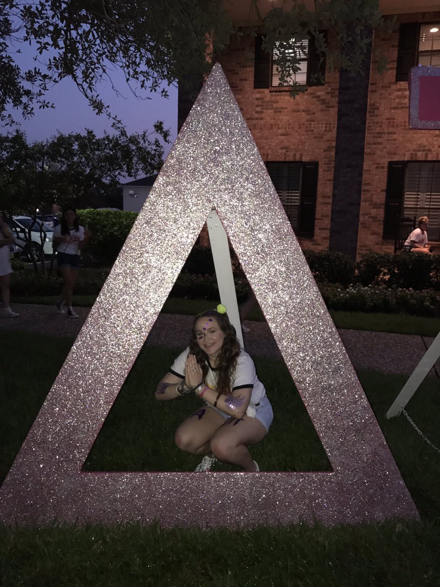 alne713's tweet photo. 2001 Britney Spears is shaking in her rhinestone boots π#thatssoadpi #adpi https://t.co/rTSPcAE501