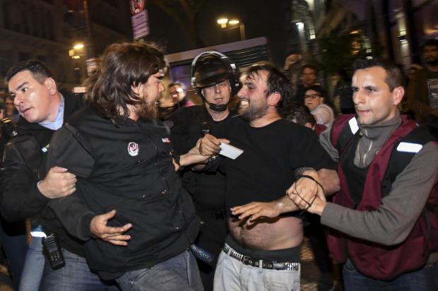 Red__Accion's tweet photo. Comunicadores detenidos por mostrar la #represión en marcha por la #ApariciónConVidadeSantiagoMaldonado https://t.co/QT3jqpafSV @Red__Accion https://t.co/Mct82LAjdR
