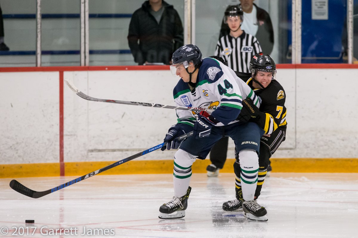 garrettjames22's tweet photo. @SurreyEagles @pivs15 protects the puck in the offensive zone https://t.co/jOlplwPkHl