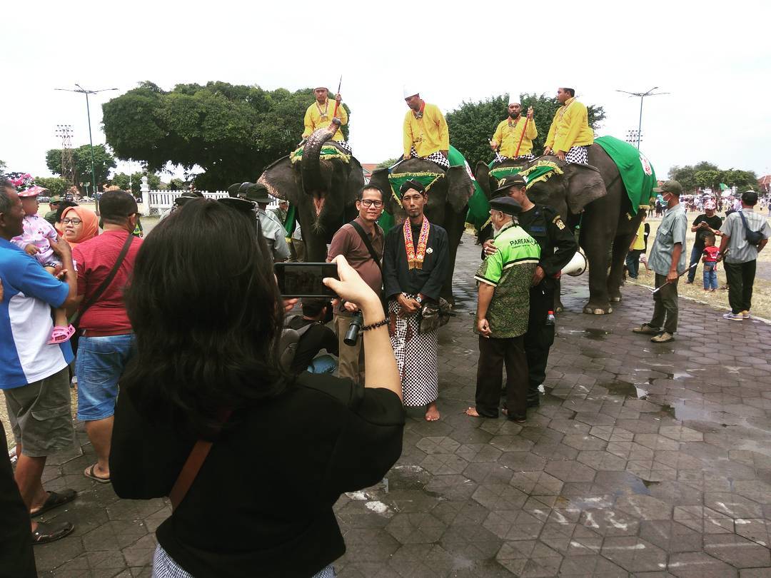 gembiraloka_zoo's tweet photo. Antusiasme masyarakat foto bersama gajah @glzoojogja acara grebeg besar 2017..
#grebegbesar #glzoo #gembiraloka #yogyakarta #jogja https://t.co/GRp8ZV3tU2