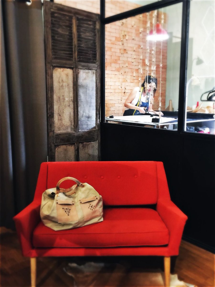 Esprit vintage en cuir vieilli pour la nouvelle collection automne-hiver de l'atelier <a href="/ValentineAndCo1/">Valentine And Co</a> aux <a href="/DocksVillage/">Les Docks Village</a> !
#Marseille