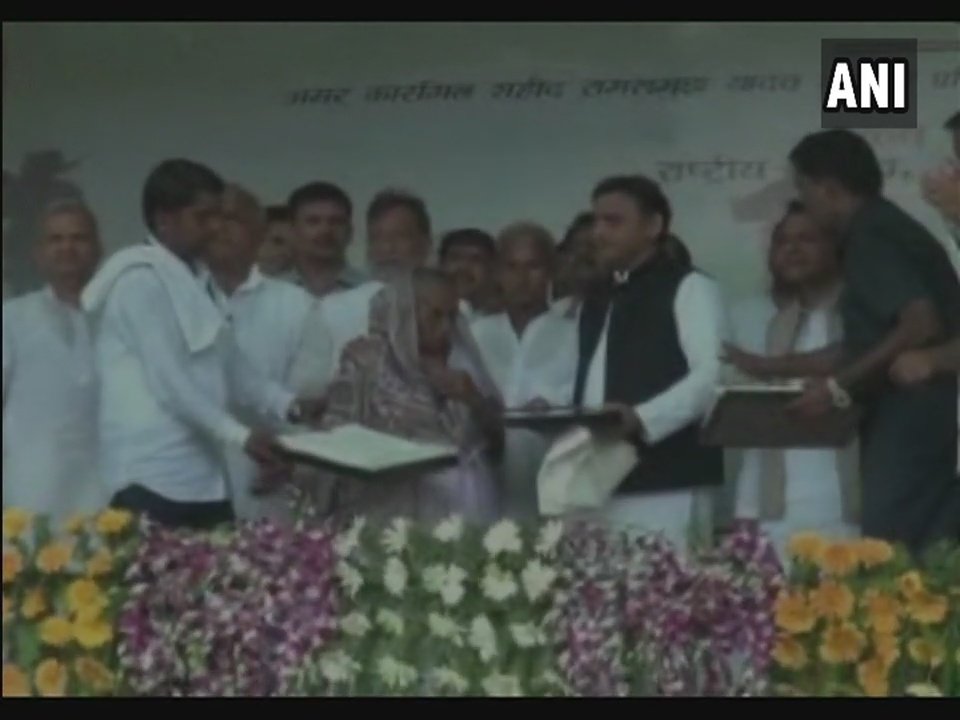 ANINewsUP's tweet photo. Grandson of Rasoolan Bibi (wife of Param Vir Chakra Abdul Hameed) says Akhilesh Yadav felicitated the wrong woman in his grandmother's name. https://t.co/Yc9pBFjND8