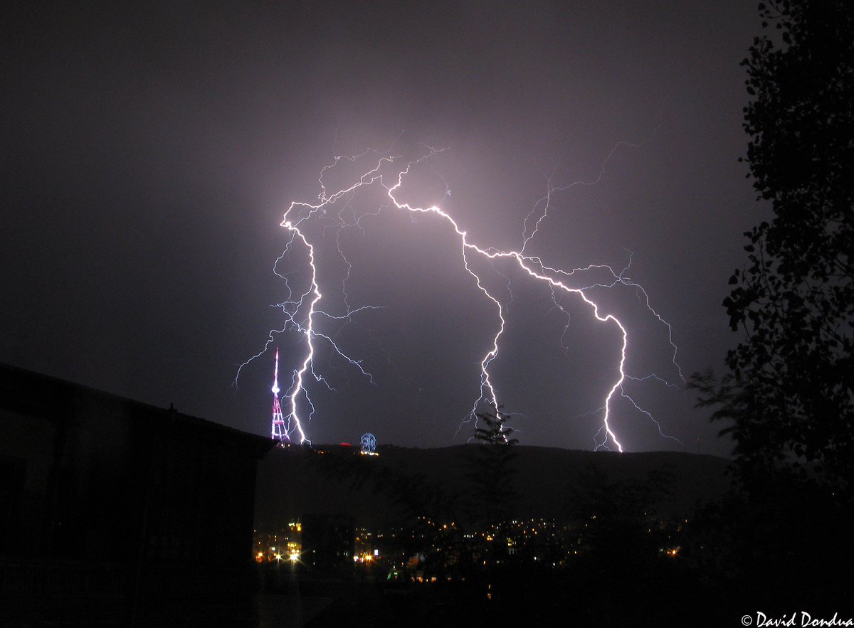 povlen13's tweet photo. Lightning storm in #Tbilisi,#Georgia,Sep 1 2017 by David Dondua https://t.co/tdXjSmv47Q 
@EUStormMap @StormchaserUKEU @Meteo_Sean @StormHour https://t.co/KbauB7wVv3