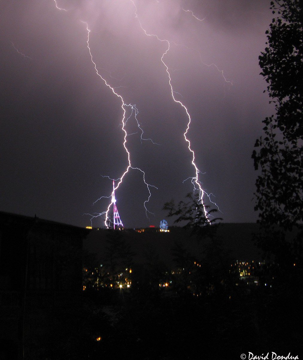 Lightning storm in #Tbilisi,#Georgia,Sep 1 2017 by David Dondua bit.ly/2vzp5KE 
<a href="/EUStormMap/">#eustorm</a> <a href="/StormchaserUKEU/">WEATHER/ METEO WORLD</a> <a href="/Meteo_Sean/">Sean O'Hare</a> <a href="/StormHour/">#StormHour</a>