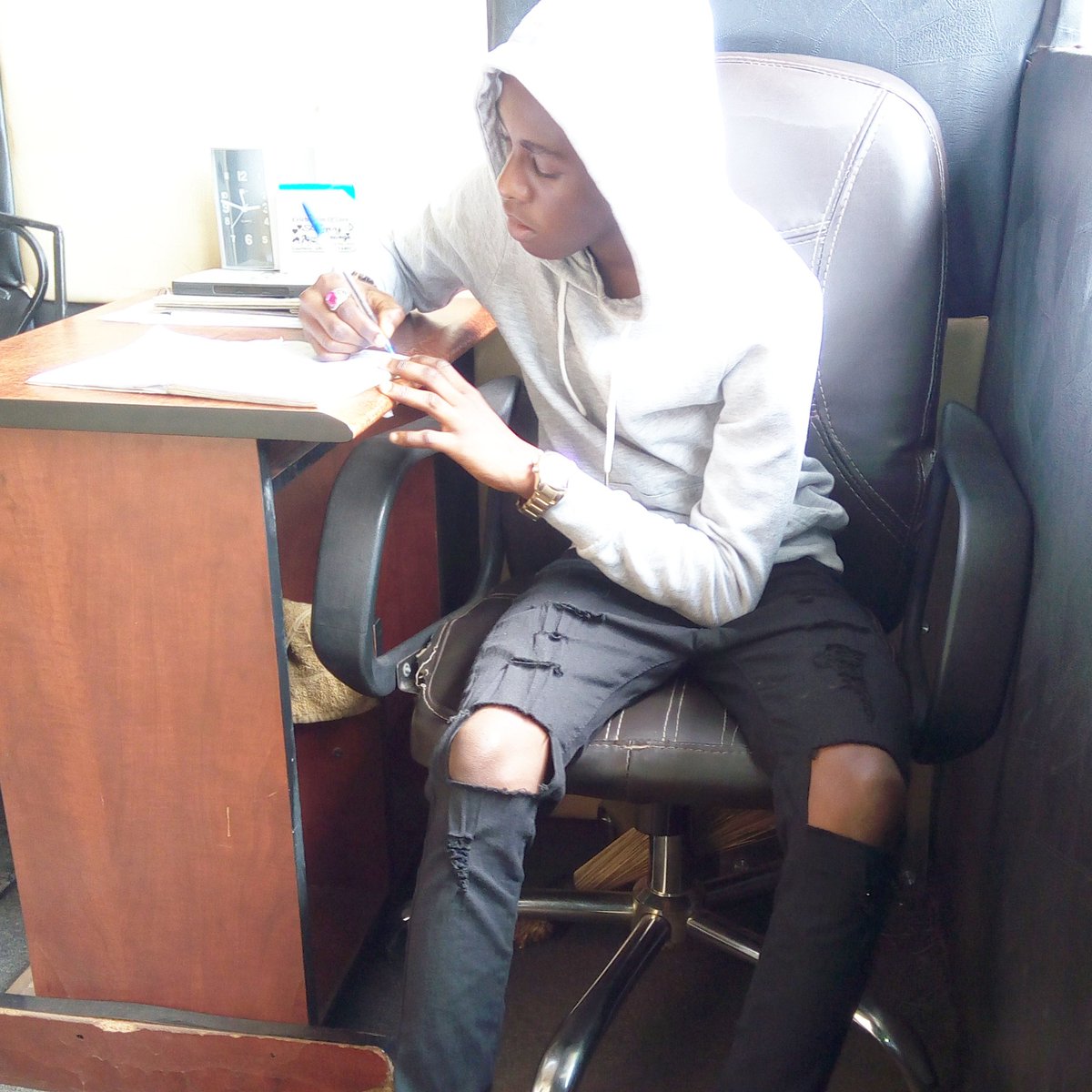 bshine_official's tweet photo. Pen and paper putting down punch and bars till ink in my pen bleed #greatness #dreamcheaser #Shibaba #pacboi #Groundedpromotions https://t.co/9uRyVLdBxv