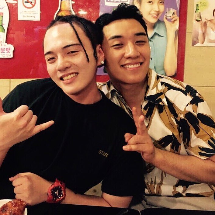 ForvictoRi21's tweet photo. 여름이 끝나버렸다 .. #102_bricks 와 한여름밤 .. #아이유님미안해요 #의도치않은쓰리샷 https://t.co/MG2OPNvS4g