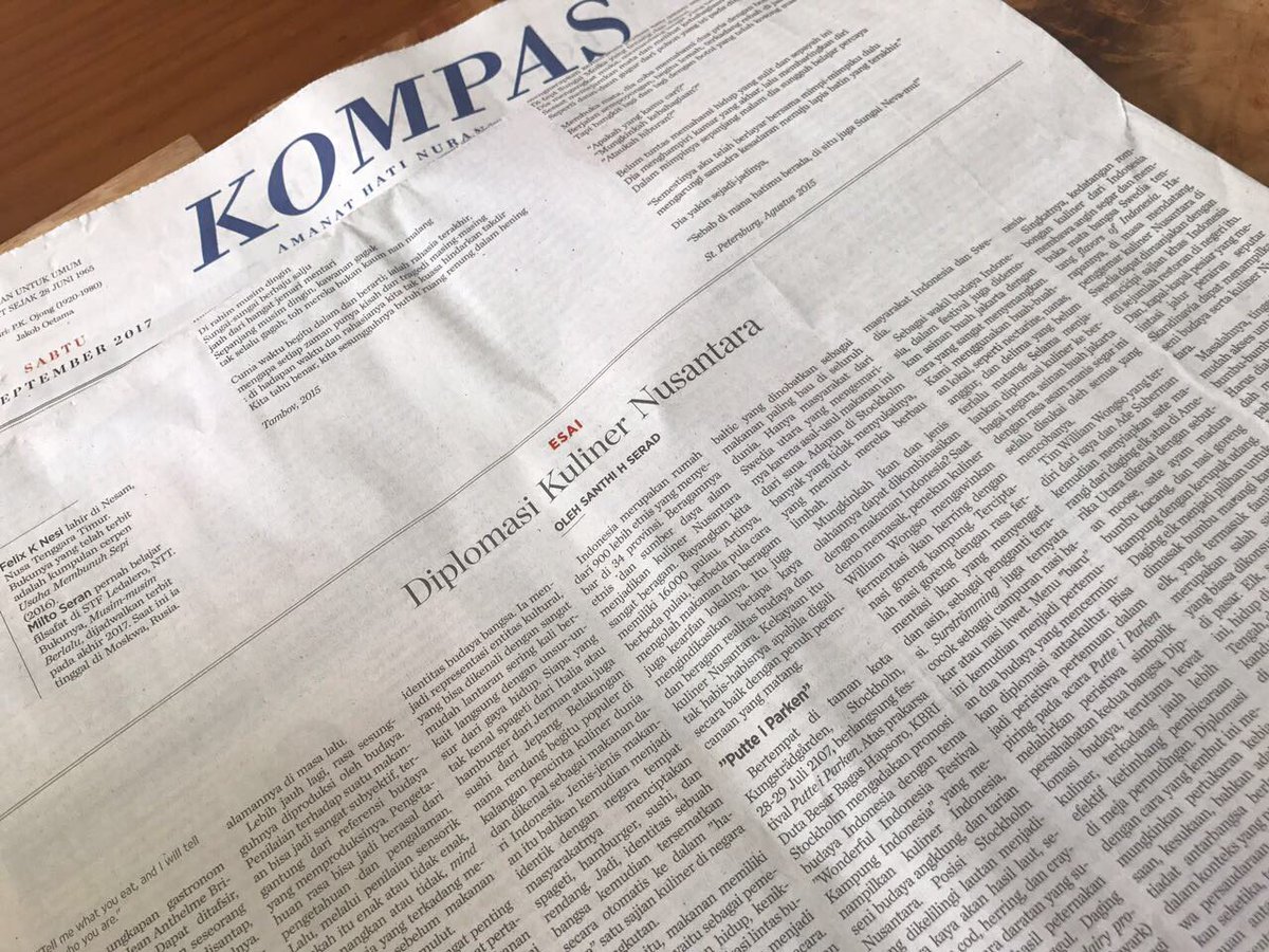 bumiherbal's tweet photo. "Diplomasi Kuliner Nusantara". Saat surströmming yg melegenda 'dikawinkan' dgn Nasi Liwet Indonesia.

Sebuah eye-opener dr Ibu @santhiserad. https://t.co/kqpbvnuTnd