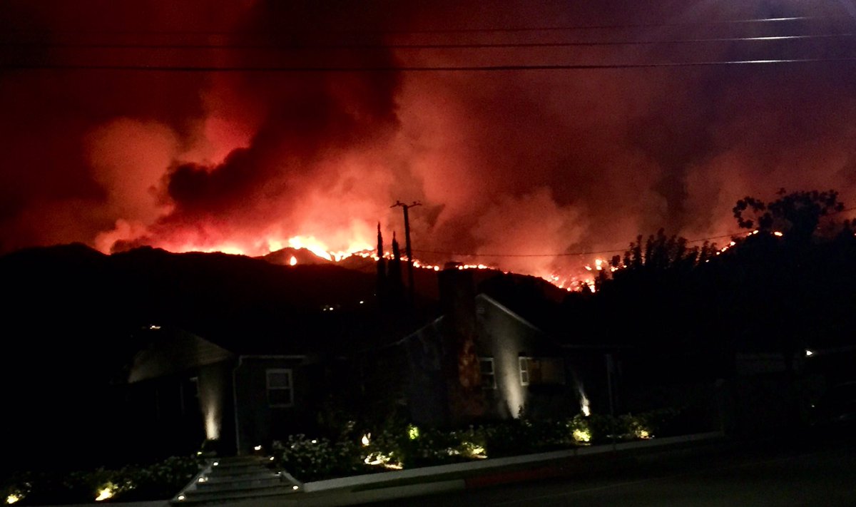 maricris01's tweet photo. Had to stop the car to take this pic .. wow #LaTunaFire #sunvalleyfire #wildfire #burbank https://t.co/ok4tVXgJJC