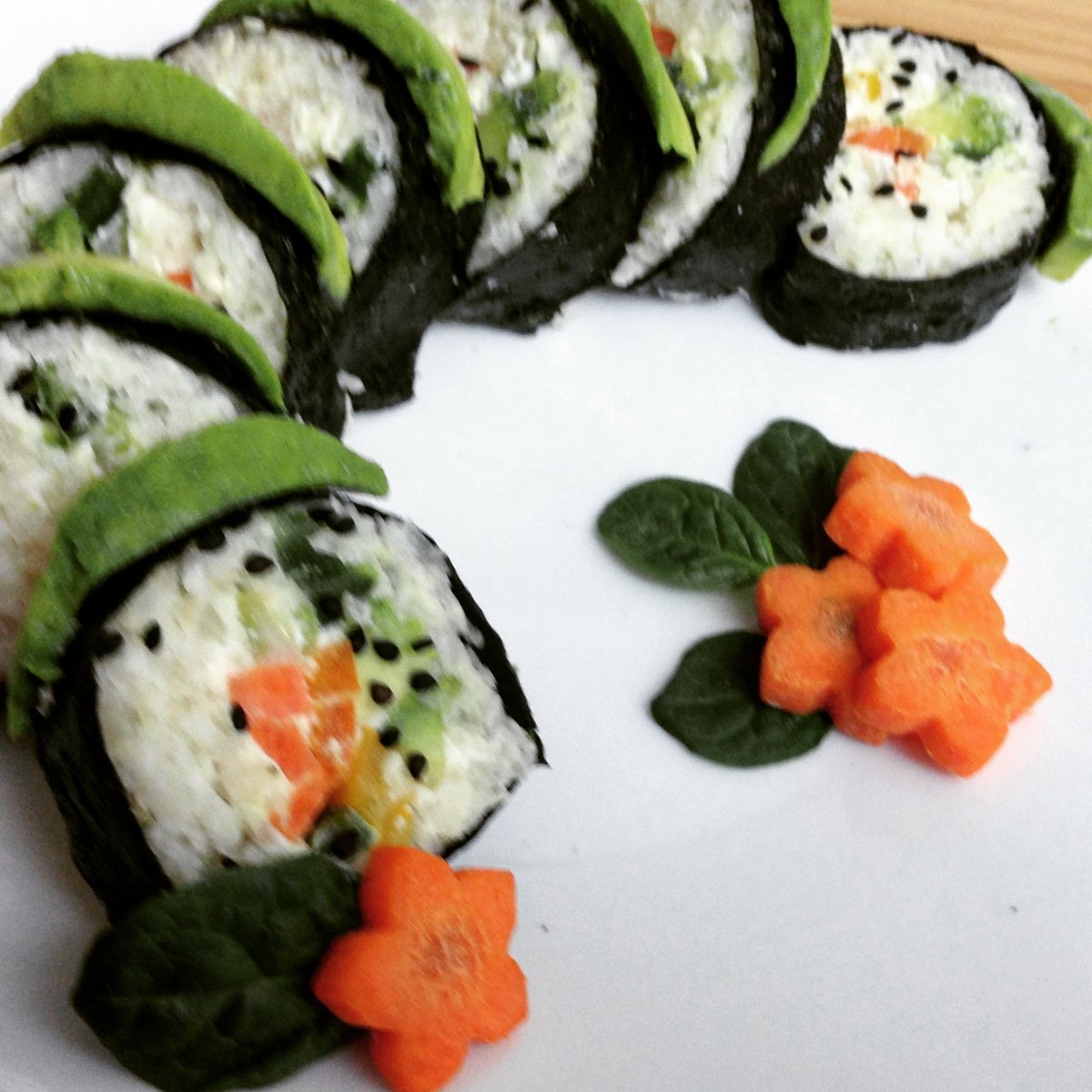 ChefPlantivoro's tweet photo. #Sushi ? En version #Crudivegana #Saludable 🌿#ChefPlantivoro #SaboresVeganos #CocinaCreativa #Nutritivo #SinLacteos #RawFood #Saludable https://t.co/LzuNigJ4dF