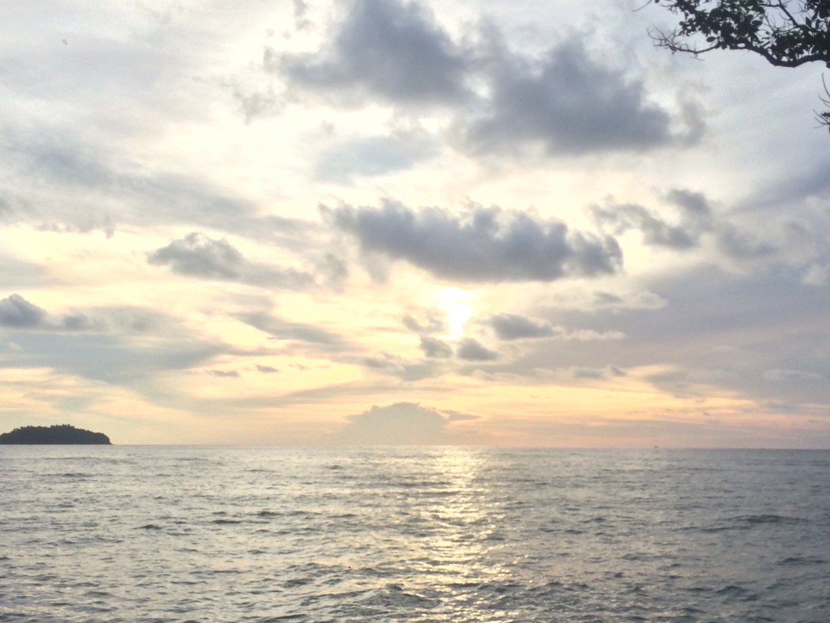 RIYAJeLL's tweet photo. ท้องฟ้าที่เกาะช้างสวยมากทุกวันเลย #skymemory #fhasnap https://t.co/CMDgIOseD2