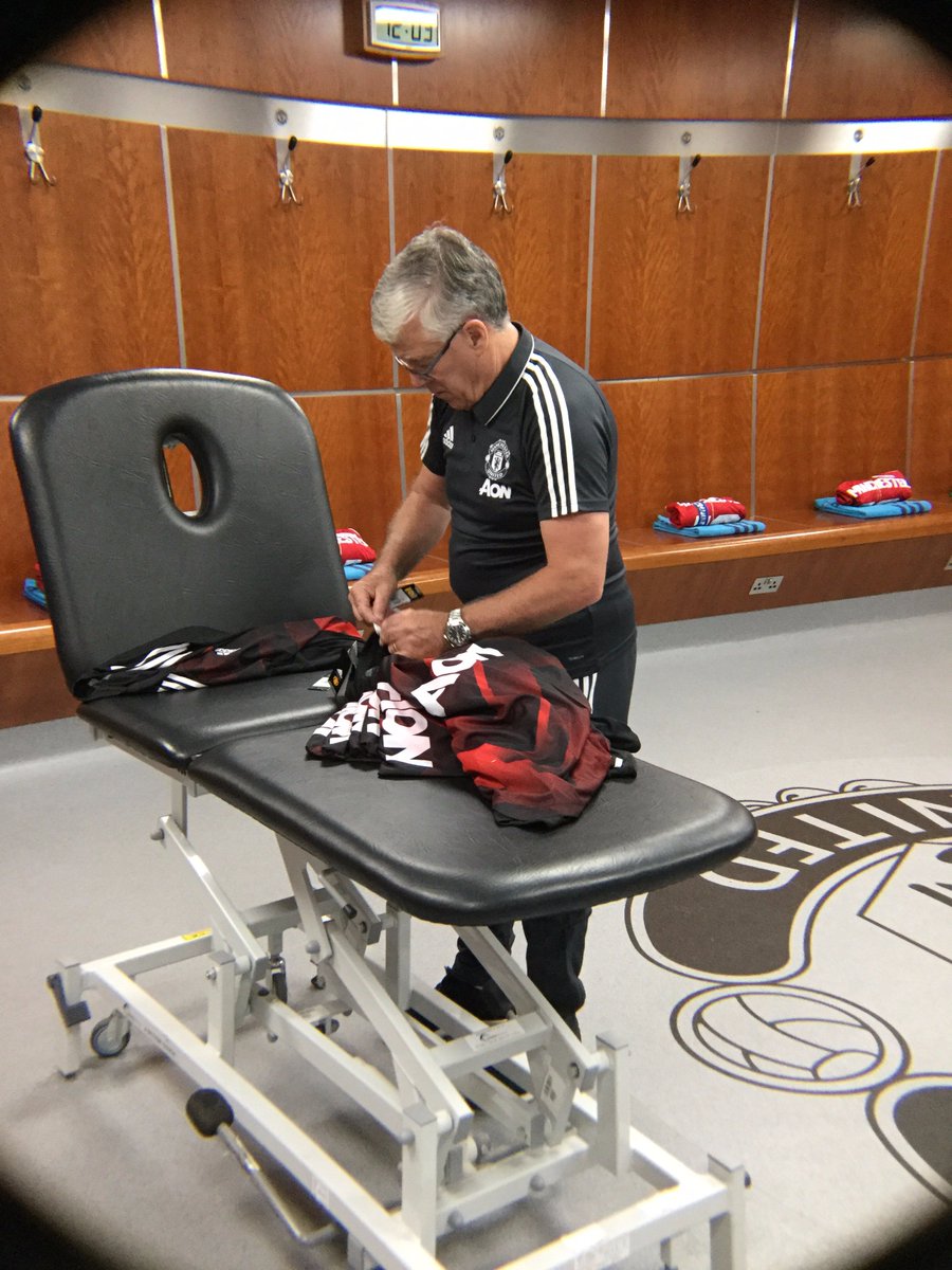Legendary kit man Albert Morgan is back in the dressing room today ⚽️ #LegendsAreBack