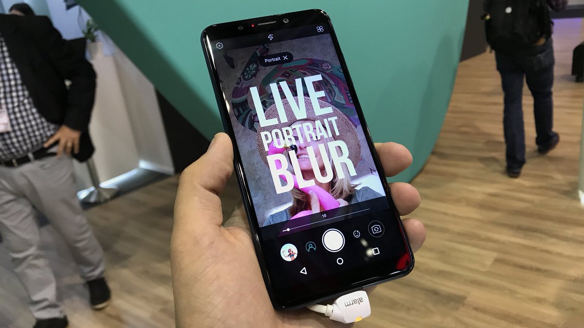 RoBerg90's tweet photo. Fast „Rahmenlos“-Smartphone von #Wiko - für gut 200€ geht’s los. #View &amp; #ViewXL #IFA2017 https://t.co/HIWzPiEVp8