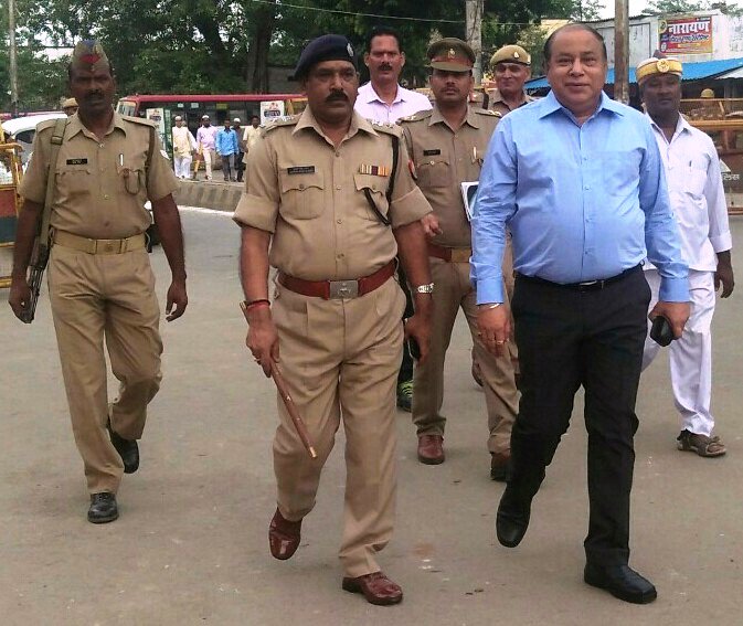 ayodhya_police's tweet photo. @uppolice 
ईद उल अजहा के अवसर पर ईदगाह पर मौजूद जिलाधिकारी /एसएसपी फैज़ाबाद | https://t.co/6R8KJ8yi0d