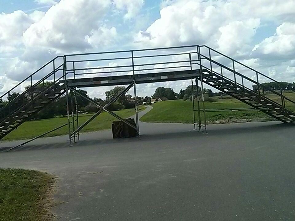 Bibermann's tweet photo. Fertig. #Bibermann Läuferbrücke steht. https://t.co/9RUn8wv1QA