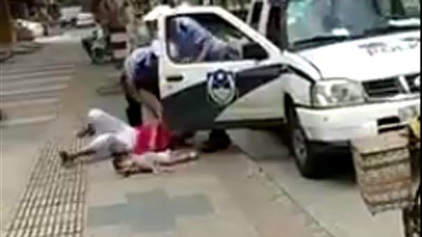 Çin'de kucağında bebeğini tutan genç bir kadın polis tarafında darp eden polise halk müdahale etti! mill.yt/n2hi8