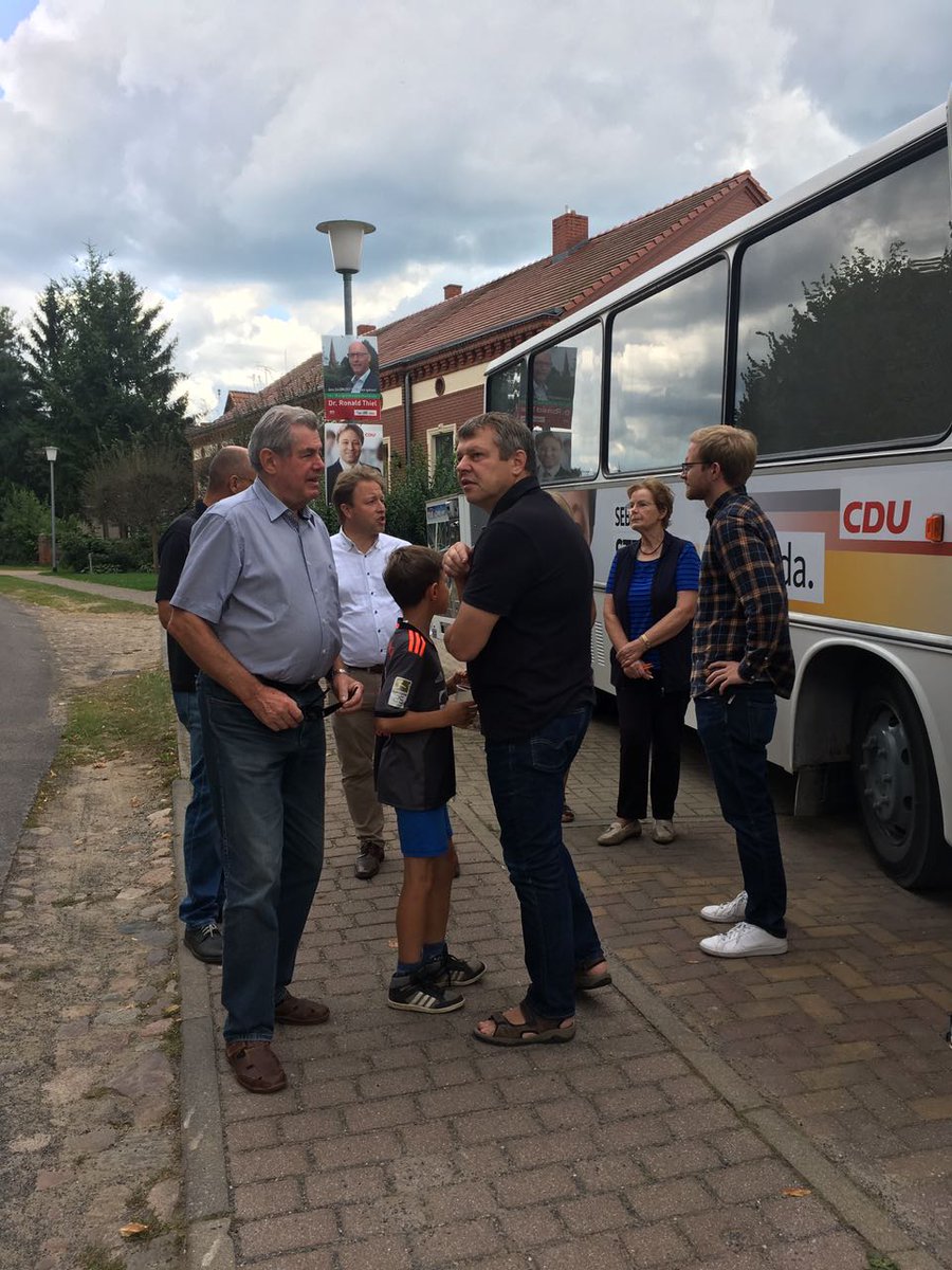 SteinekeCDU's tweet photo. Zweiter Halt in #Sarnow #Pritzwalk - Gute Gespräche #fürsieda #cdu #Bundestag #steineke #fedidwgugl https://t.co/MteshTHWRS