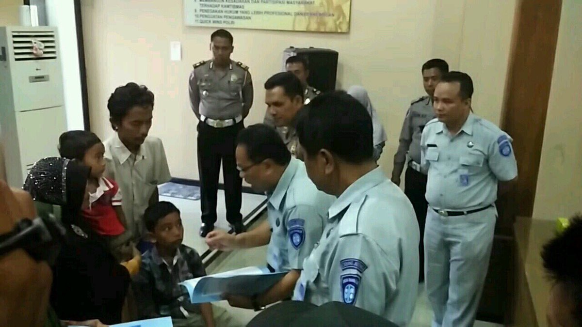 JatengJasa's tweet photo. Penyerahan santunan korban laka lantas di jalan lingkar selatan kudus @pt_jasaraharja #PRIMEJR #PRIMEJrJateng #JrJatengAPIK https://t.co/UhbnwnBoQR