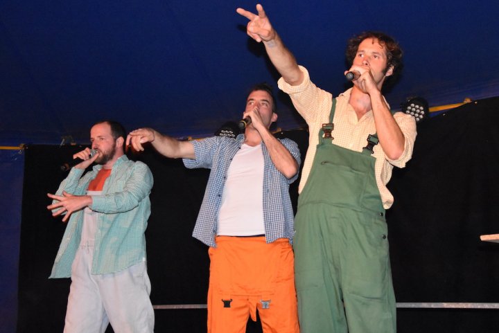 Reporterre's tweet photo. VIDÉO - Ils sont drôles, ils ont la pêche, ils jouent bien : PANG, rap écolo « 100 % bio » https://t.co/HbKfljzduZ https://t.co/WhEMImvH7c