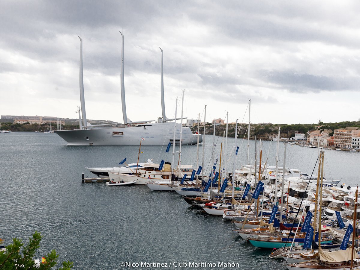 clasicosmenorca's tweet photo. El velero "A" no se ha querido perder el espectáculo de la #CopadelReyPanerai y está en el puerto de Mahón contemplando los clásicos. https://t.co/sukFgWbpX9