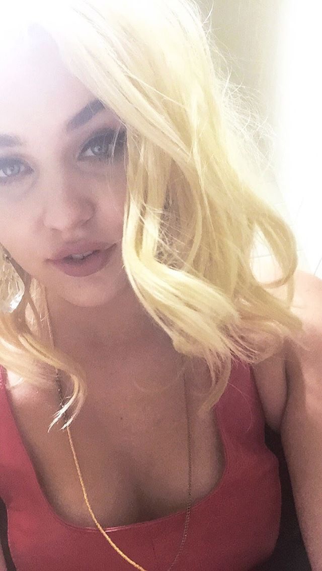 noyesswift's tweet photo. this amazing queen is beautiful i love her ❤️❤️❤️❤️💕💕@noyes https://t.co/6hWWZcQi8A