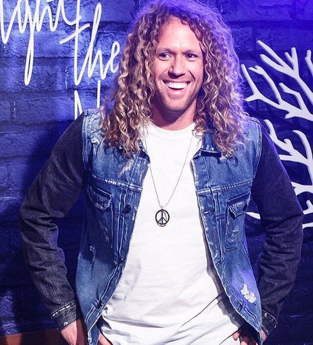 Team_Tim_BB's tweet photo. #guys #timdormer #fashion #style #hair #curls #love https://t.co/T1Tq0iFYo2