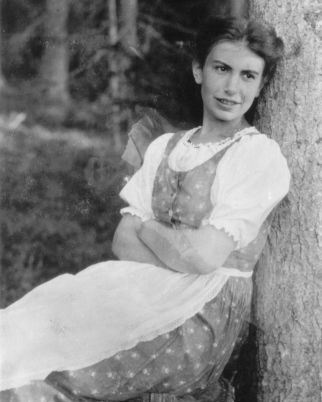 FreudMusLondon's tweet photo. Tomorrow's House Tour is dedicated to Anna #Freud! Part of our #FMPlay exhib. Free with admission - no need to book https://t.co/Slh6qF7aJA https://t.co/pcZwS3Xib0