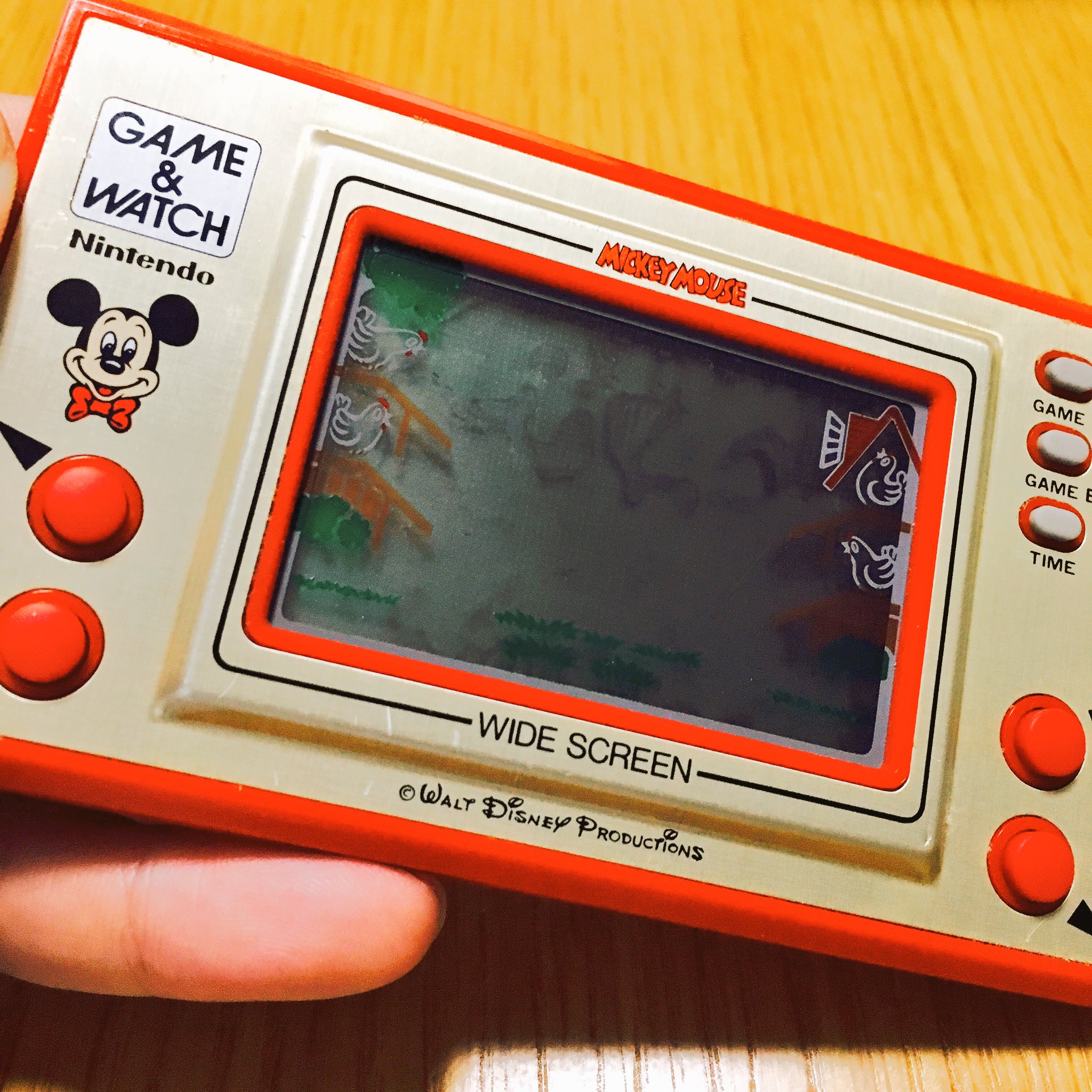 昔家族みんなでやったゲームウォッチの卵拾いゲーム ミッキー が卵を落とさないようにカゴで受け続ける結構な忍耐力とちょっとしたコツが必要なゲーム 久しぶりに見たら壊れてた もう捨てるしかない 記念に写真撮っとく T Co