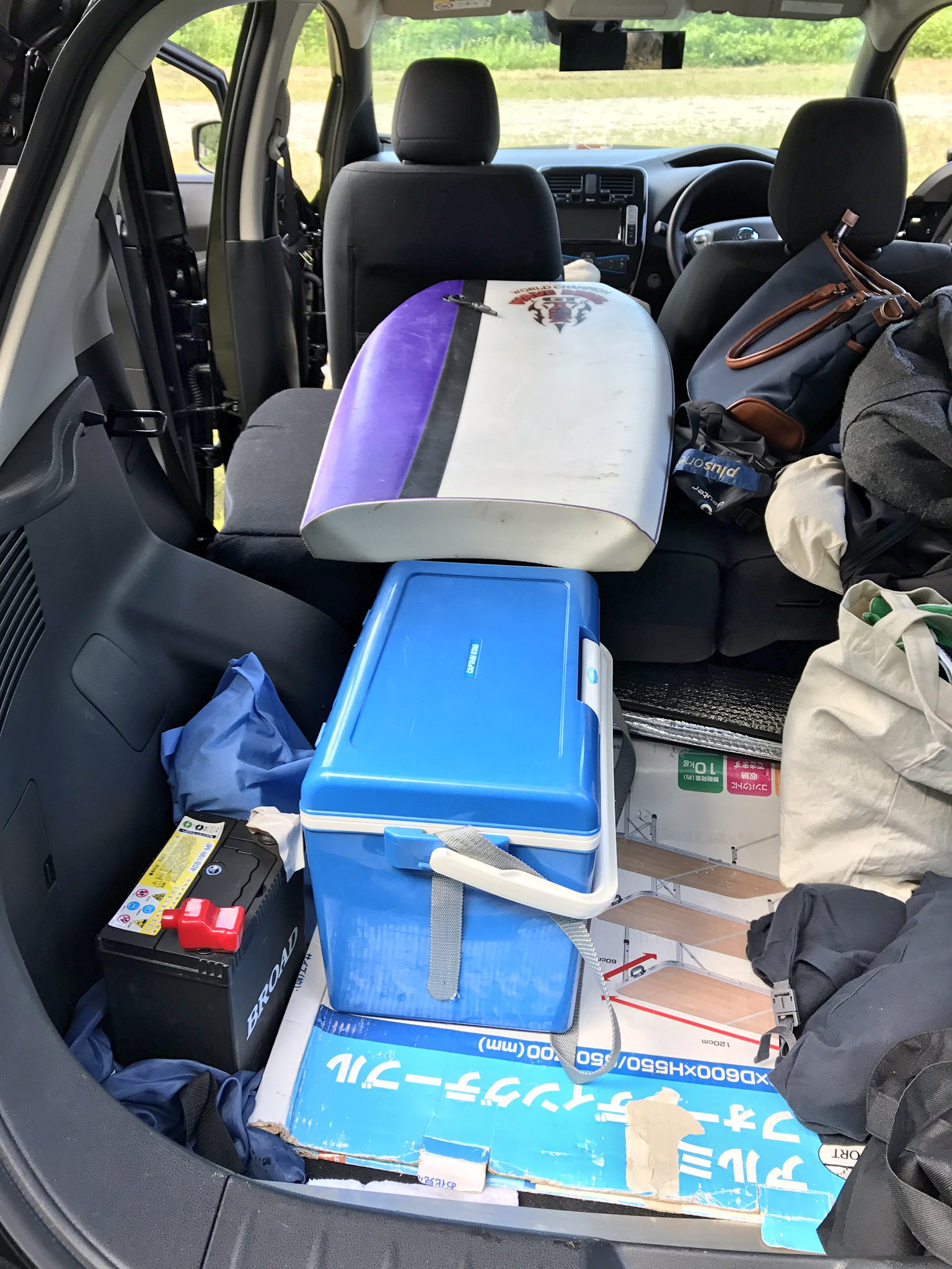 Eunoi11 日産リーフで車中泊する方法 助手席の位置を1番前にセットする シートを前に倒す 後部座席を倒す 隙間に大きめのボディボードを置く ラゲッジにクーラーボックスを置く 銀マットを敷く 毛布を敷く 寝袋に入る 167cm64kgが眠れる ジャパンevラリー