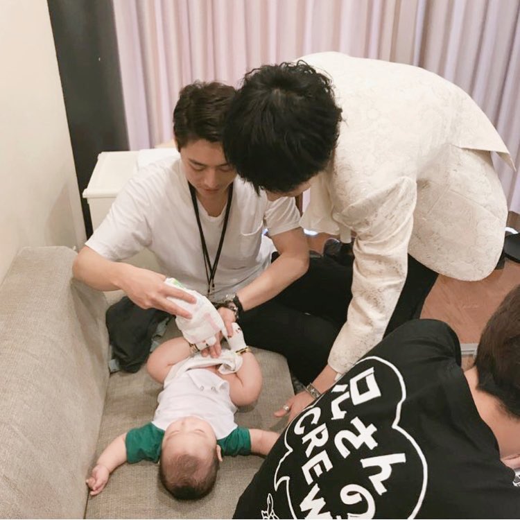 bthebae's tweet photo. พี่ฮุน(ปริ๊นเมเน)แต่งงานตั้งแต่ปลายปี56 ล่ะนี่ลูกพี่แกหรอ เจ้าหนูกี่เดือนแล้วว โอย หลานๆเอสเจเริ่มทยอยโตกันล่ะ https://t.co/FwDcE98vAK