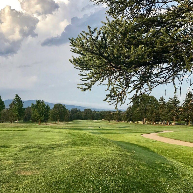 Hoyo 1. Aquí, miles de 🏌️🏌️‍♀️ han hecho su 1r golpe del día sin saber cuál sería el resultado final tras enfrentarse a 18 hoyos únicos 😲